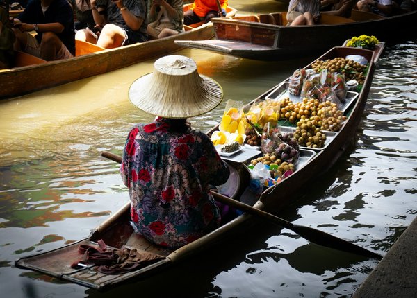 Quelle est la période optimale pour explorer les marchés flottants de Bangkok ?